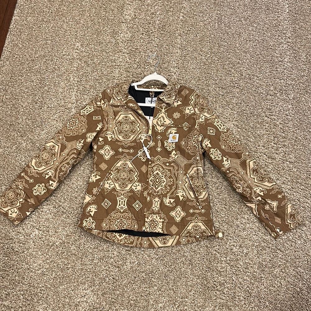 Carhartt jacket never worn 10/10 condition doesn’t fit me